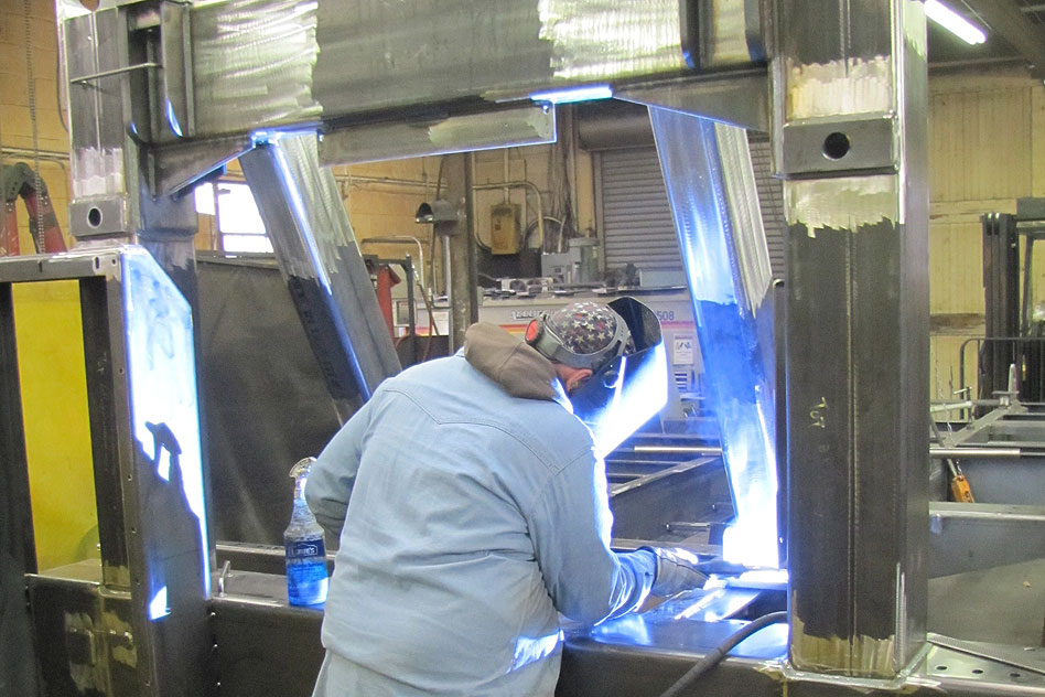 Plasma cutting bright arc on metal